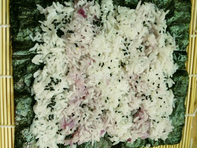 撒入适量的香油和熟芝麻。