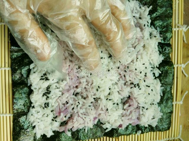 将米饭按压摆整齐。