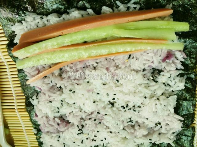 摆放黄瓜条和火腿肠。