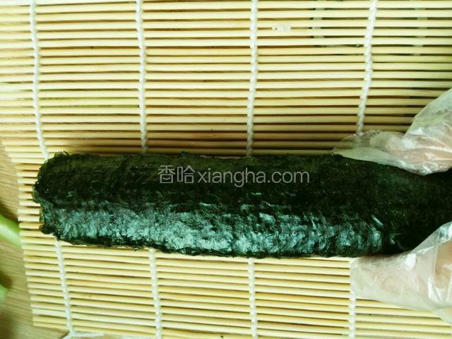 将紫菜全部卷好之后，竹帘取下。