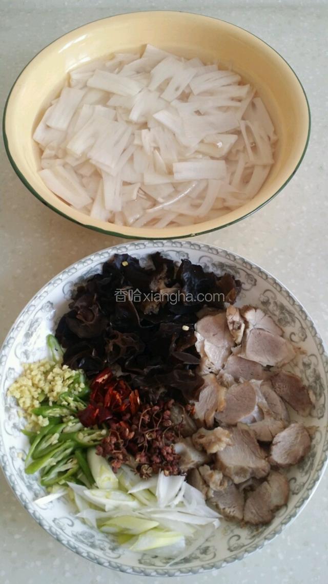 莲菜洗净削皮切片泡水中（切片后多冲几次去掉里面的淀粉），木耳泡发洗净撕片，青椒，葱切丝，姜切末