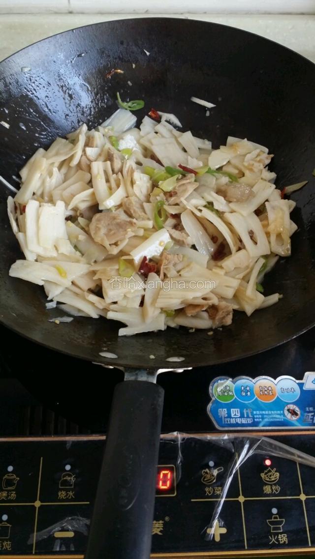 再放莲菜加少许白醋翻炒
