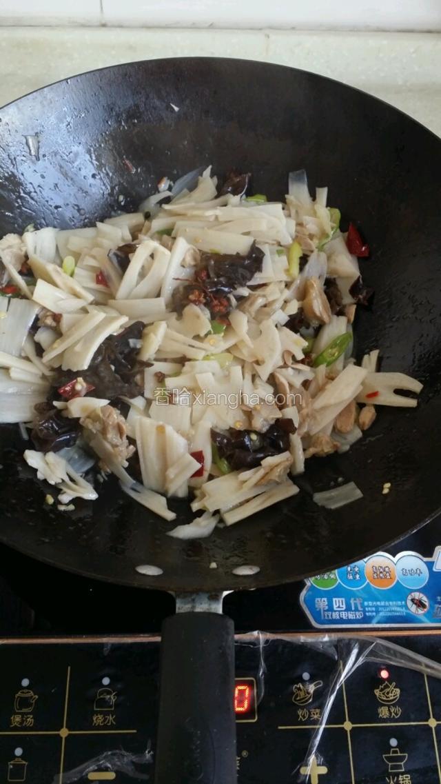 再放木耳加盐翻炒