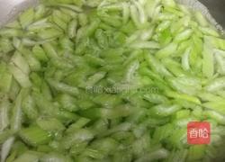 西芹花生的做法图解2