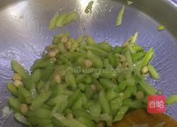 西芹花生的做法图解4