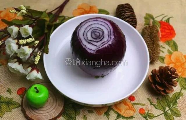 洋葱去皮去根洗净备用。