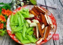 芹菜炒香干的做法图解1