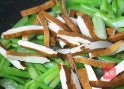 芹菜炒香干的做法图解5