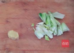 五花肉烧油豆腐的做法图解2