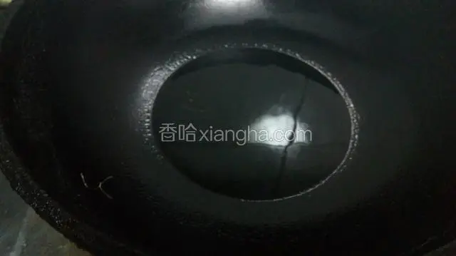 锅中放油
