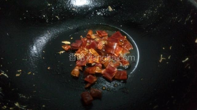 加入辣椒小火煸香
