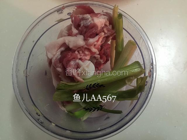 姜葱肉片放入料理机，打碎。