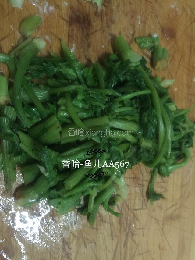 洗净芹菜，开水下锅焯1分钟，捞出过冷水，再捞出切段。