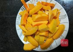 浓香南瓜汤的做法图解2