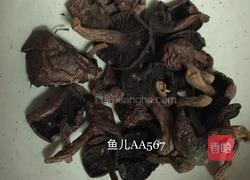 猪肉炖松伞蘑的做法图解1