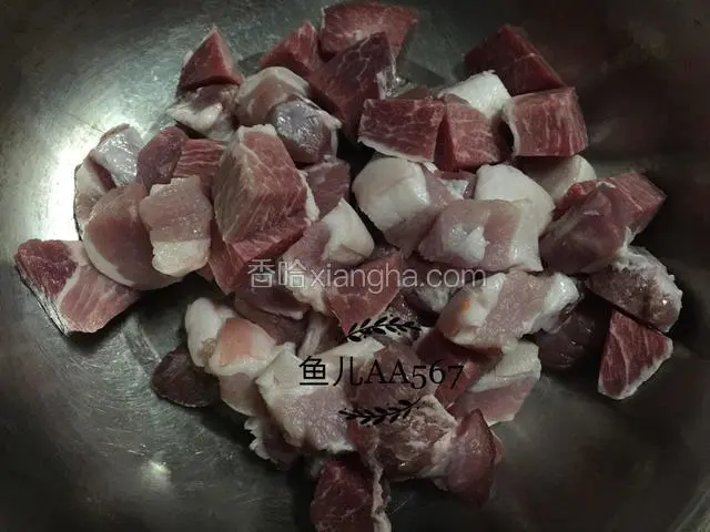 猪肉切块。
