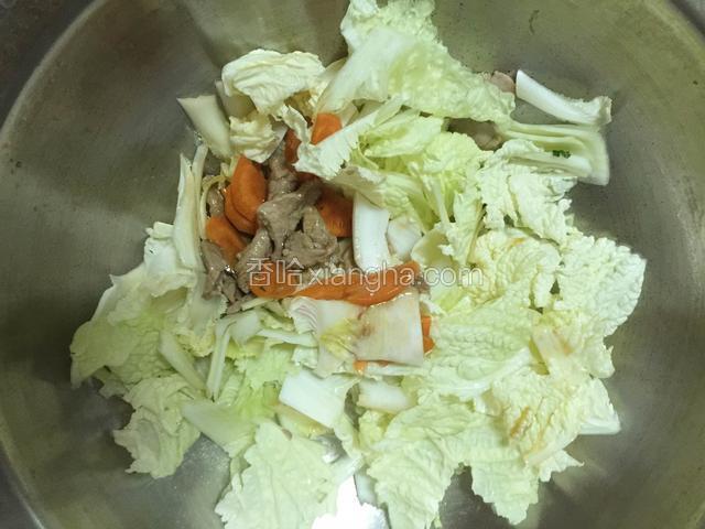放白菜翻炒片刻。