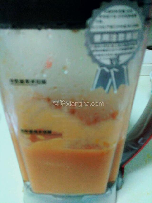 嗯，把山楂和剩余的水倒到破壁机里或者料理机里打成糊。