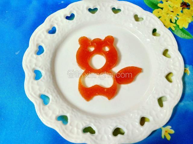 山楂糕在饭盒里冷透后放冰箱冷藏，一两小时以后取出来。切片，然后可以做自己喜欢的造型。