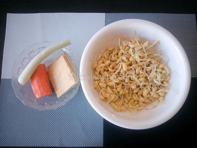准备主要食材：大葱、胡萝卜、豆腐干、黄豆芽。