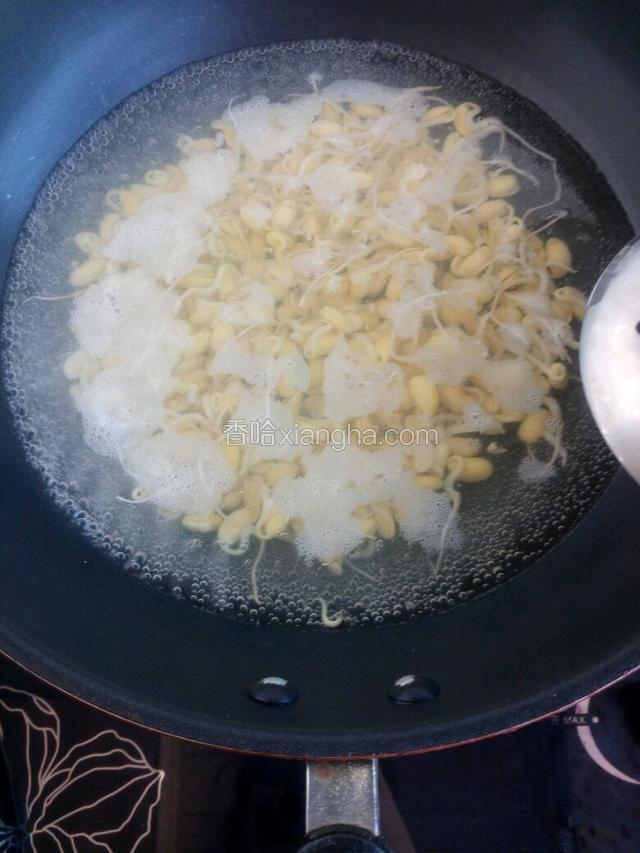 水烧开后放入黄豆芽焯水大约5分钟。