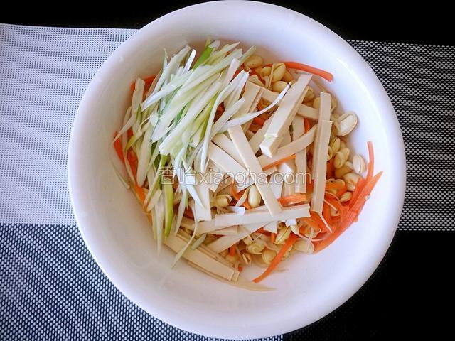放入之前切好的豆腐干 葱丝。