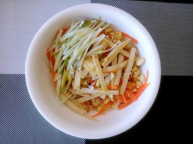 依次加入适量的盐、味精、鸡粉、香油、花椒油（锅里倒入油放入几粒花椒爆香后的油）