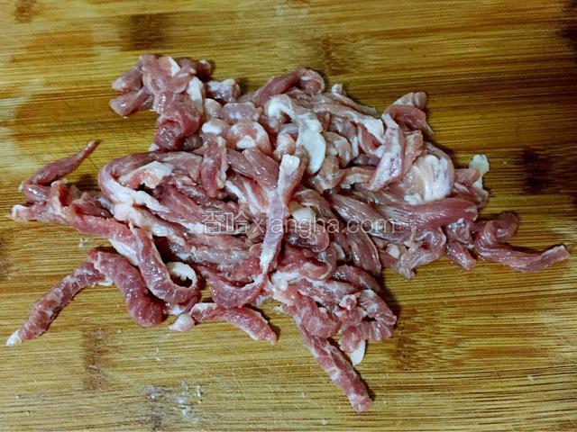 猪颈肉洗净切成细长条形