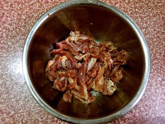 把椒盐、味极鲜酱油、五香粉、胡椒粉、盐、鸡精、油放入猪肉中抓匀腌制4小时，（有时间可盖上保鲜膜放入冰箱冷藏腌制一夜）