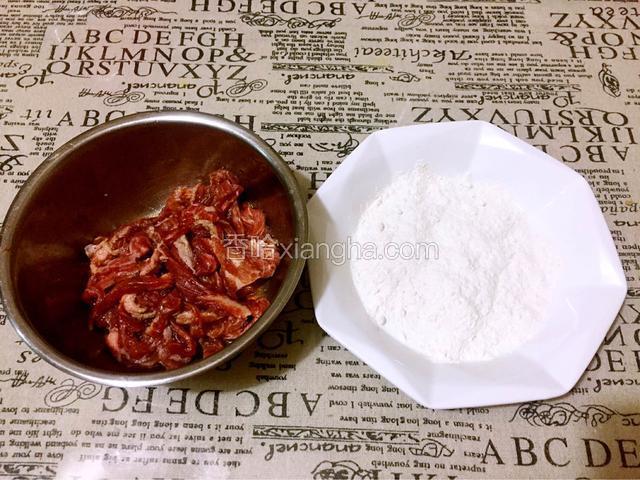 把万用香炸粉倒入盘中备好