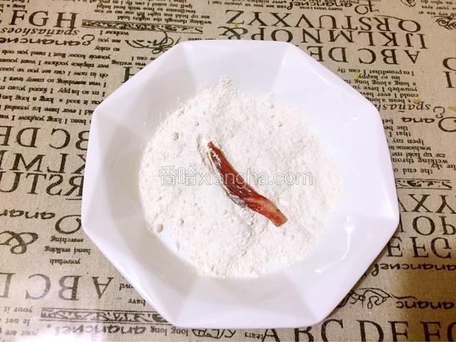 把猪肉放入香炸粉中裹上一层薄薄的香炸粉
