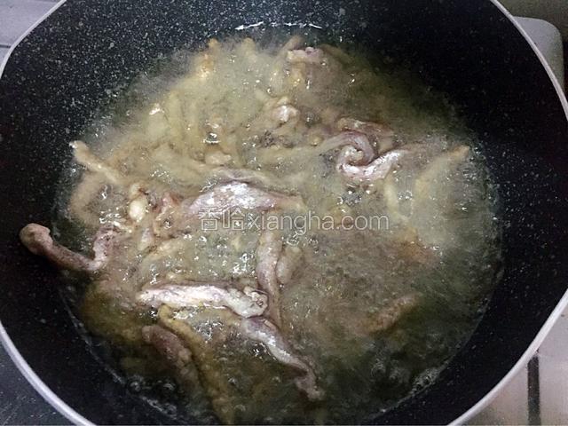 锅中倒入适量油烧至六成热时放入鸡柳，中小火炸至金黄色