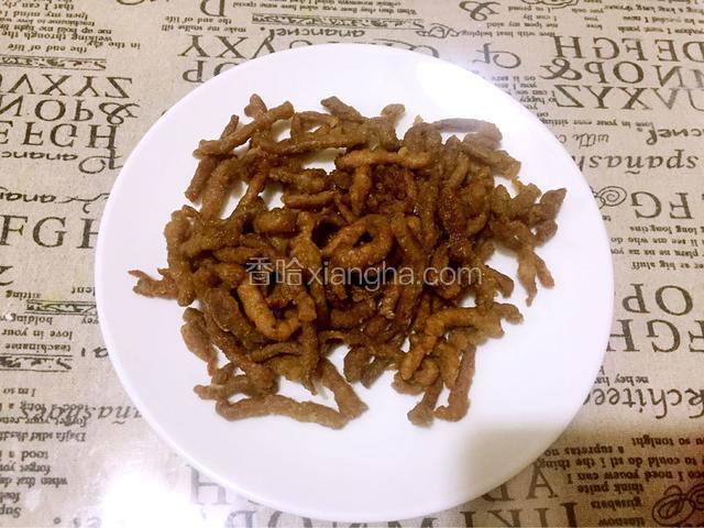 炸至金黄色捞出控油备用