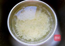 小芹菜炒土豆丝的做法图解3