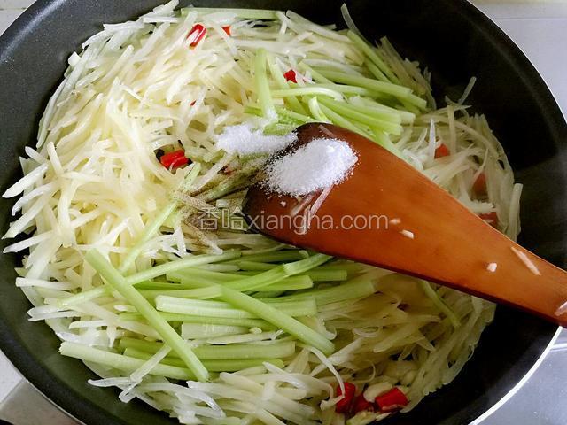 土豆丝微微有点软后，把小芹菜放入，再放盐，胡椒粉，和一点白糖。