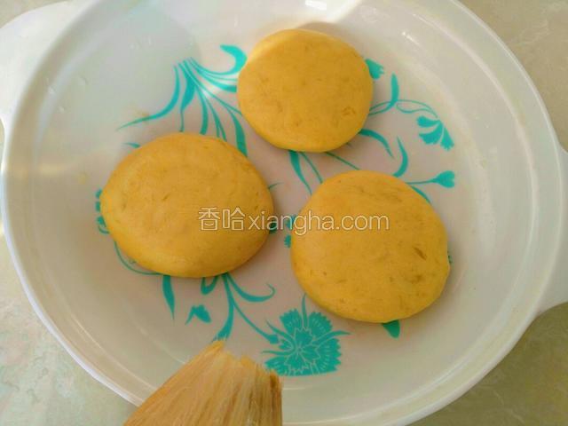 给每个小饼两面刷上层清水，保持湿润有粘性。