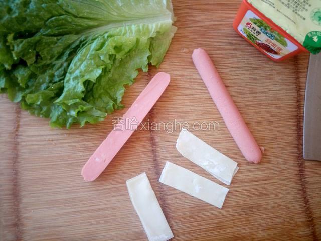 生菜洗净控干水份，火腿肠一切两半，馄炖皮切大约两指宽。