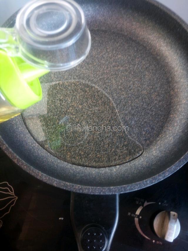 锅内倒入适量的油。