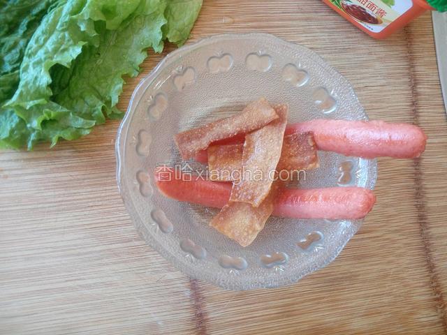 炸至火腿肠、馄炖皮上色捞出备用。