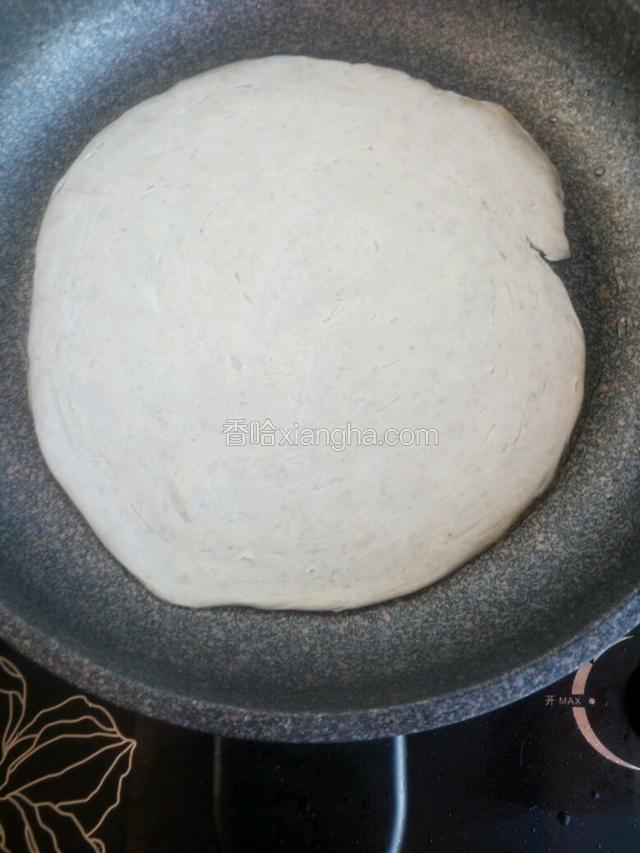 把刚炸过火腿肠、馄炖皮的油倒出一些，锅内留少许底油放入手抓饼。