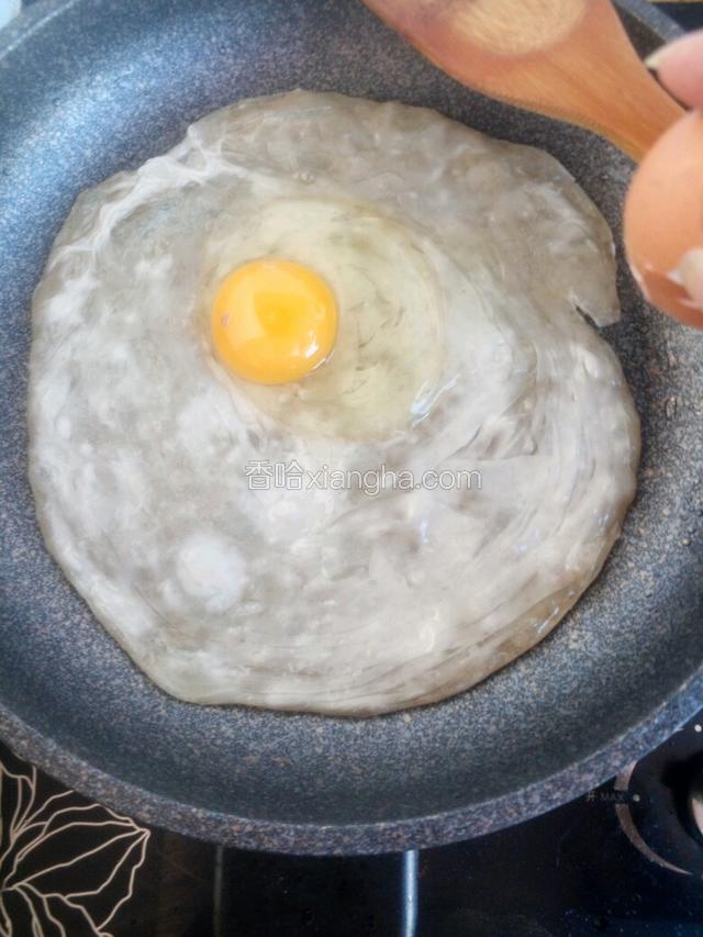 手抓饼微微变色打入一颗鸡蛋。