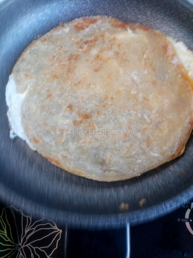 大约5-10秒晃动平底锅，再煎几秒即可出锅（鸡蛋液很嫩那种）煎的时间长鸡蛋液会变老会糊。