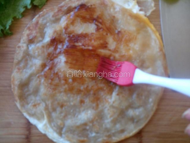 均匀刷上甜面酱。（喜欢什么酱刷什么酱）