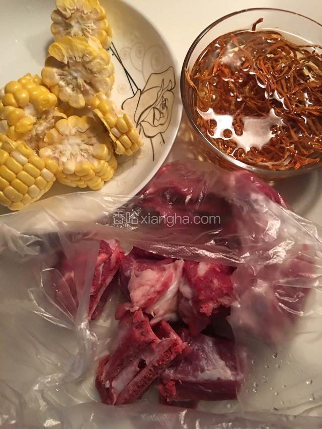 龙骨斩件，玉米切块，虫草花用水泡洗