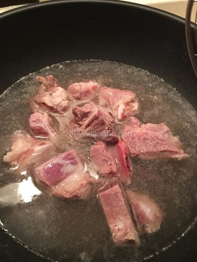 锅里煮开水，放龙骨焯去血水