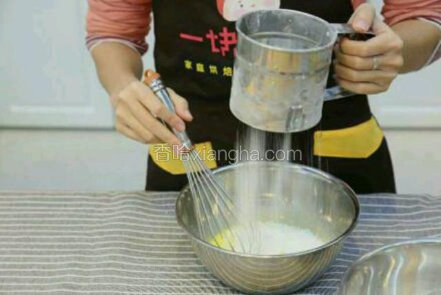 6.将低筋面粉筛入蛋黄糊中并搅拌均匀，无颗粒状，备用