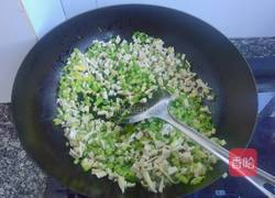 芹菜豆干包子的做法图解2