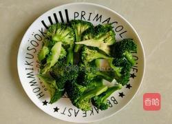 西兰花炒肉片的做法图解1