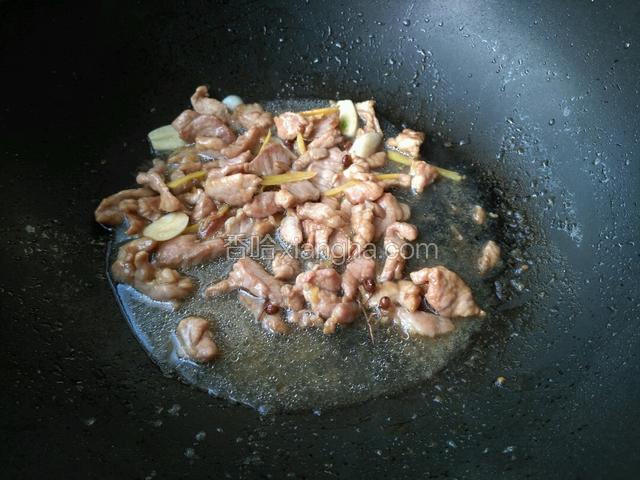 淋上适量热水，小焖一会让肉入味，焖熟肉片。肉提前腌过很容易炒熟还不缩水。