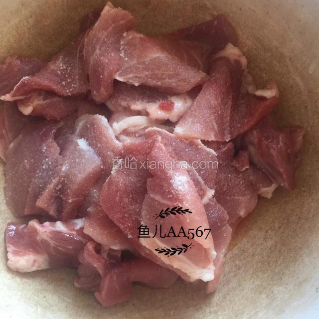 猪肉切刀背厚度的片，加入盐和料酒腌制30分钟。